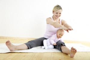 junge mama macht mit ihrem baby fitness + yoga uebungen